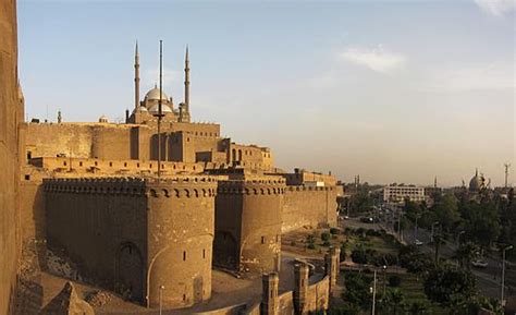  Qaitbayin Linnoitus: Egyptin antiikin ja keskiajan majesteetillinen yhdistelmä!