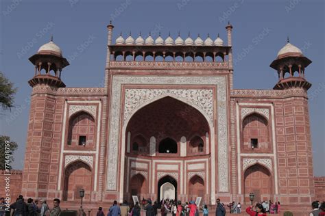 Shah Jahan Baghin Mausoleumi: Muistomerkki rakkautta ja mahtavaa arkkitehtuuria!