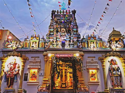 Sri Mahamariamman Temple: A Kaleidoscope of Color and Intricate Detail!