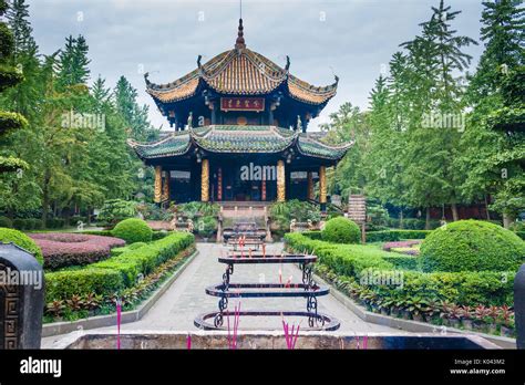  Wuhou Memorial Temple: Kunnianosoitus Muinaiseen Sankariin ja Serene Oasis Chengdussa!